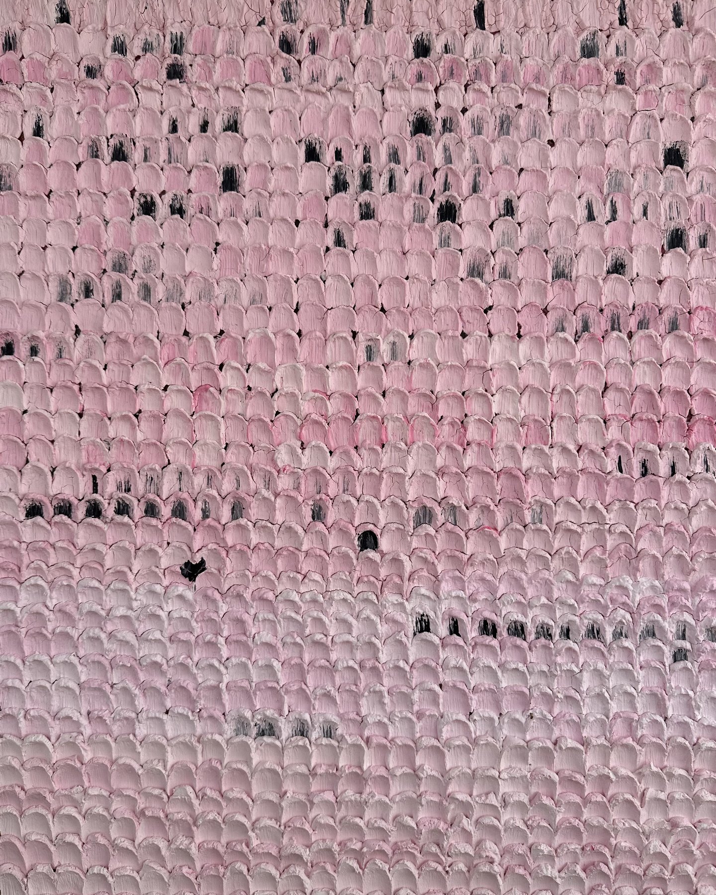 Gemälde aus dicht gesetzten, pastosen rosa Farbbögen in Reihen mit vereinzelten schwarzen Spuren.